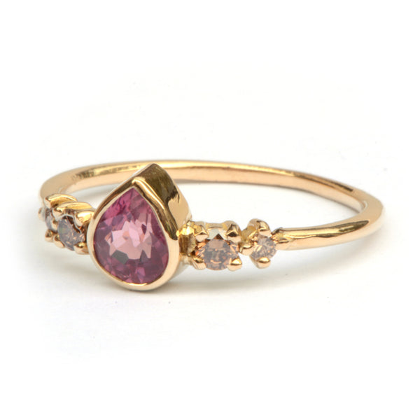 Ring met druppelsaffier en diamant