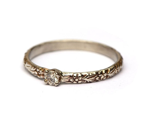 Witgouden bloemenring met fancy diamant