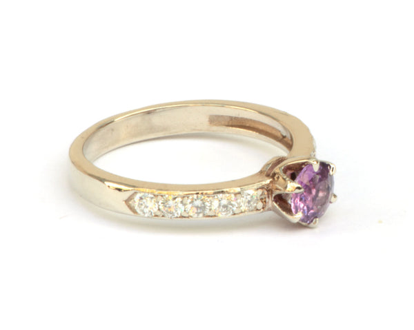Ring met paarsroze saffier