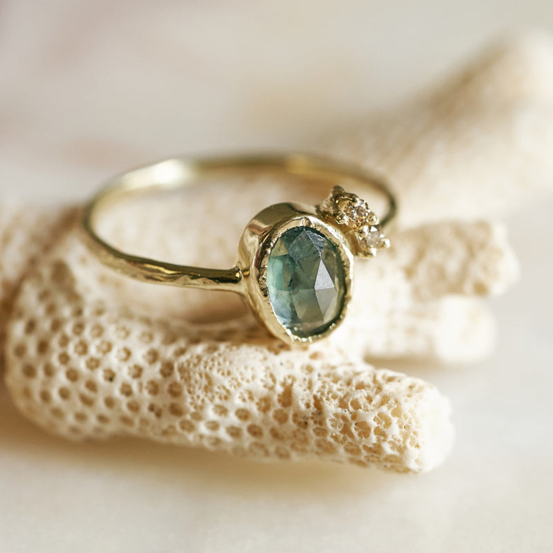 Ring met groenblauwe saffier en diamantjes
