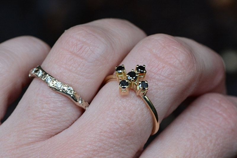 Ring met vijf zwarte diamanten