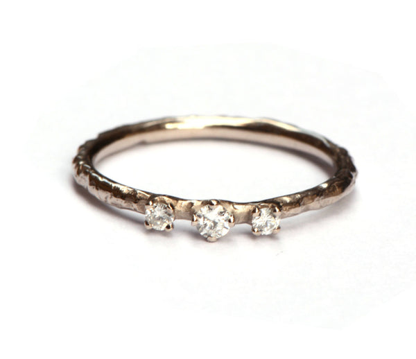 Witgouden structuurring met drie diamantjes