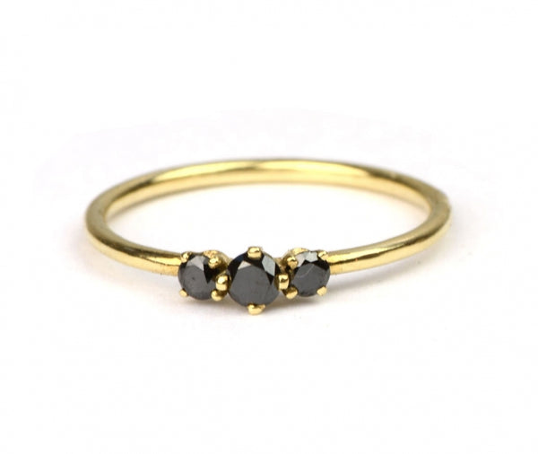 Ring met drie zwarte diamantjes