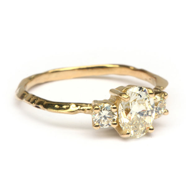 Ring met drie grote diamanten
