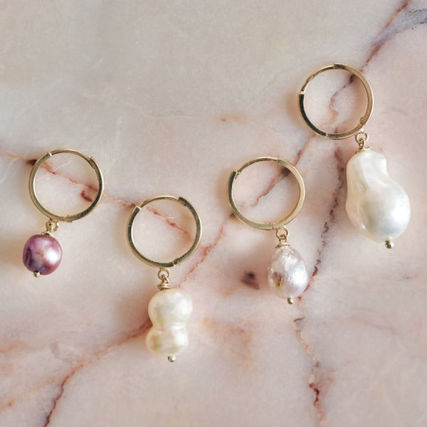 Single oorring met grote witte baroque parel