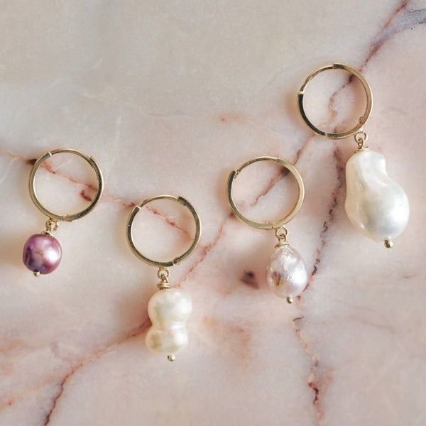 Single oorring met grijze druppelparel