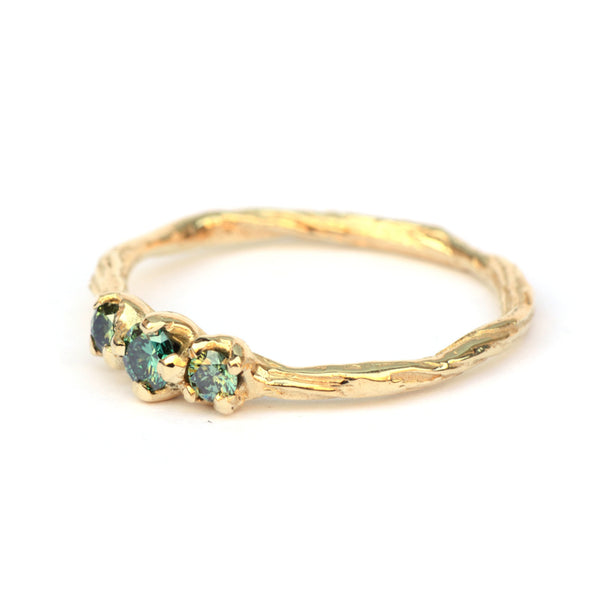 Twiggy ring met drie groene diamanten