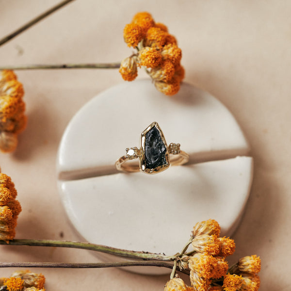 Ring met ruwe grijze saffier en diamanten