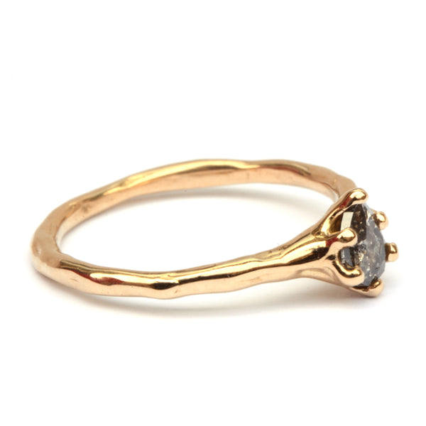 Ruwe organische ring met druppeldiamant