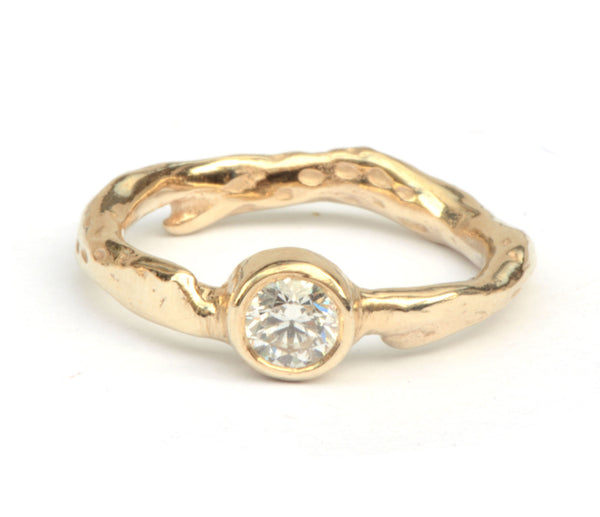Koraalring met diamant