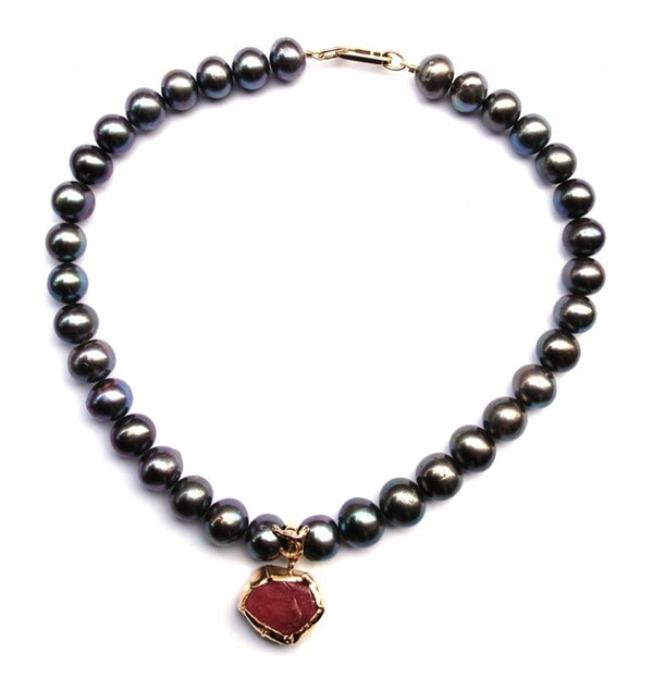 Parelcollier met ruwe robijn