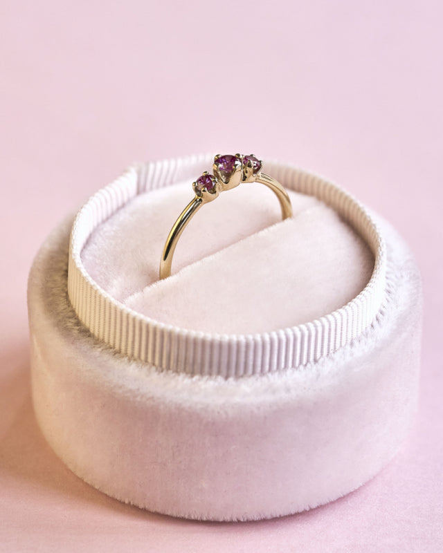 Ring met drie roze diamanten