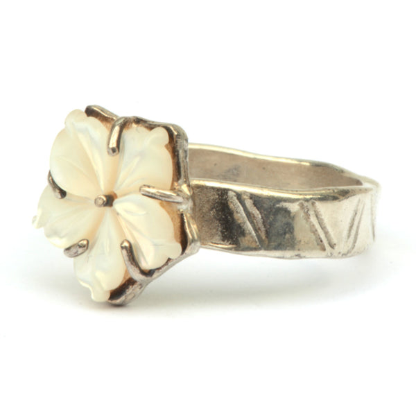 Ring met parelmoerbloem