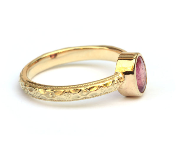 Ring met ovale robijn