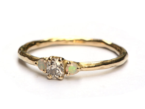 Ring met diamant en opaal