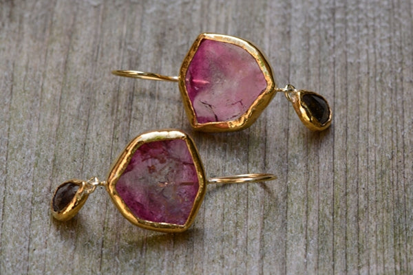 Oorhangers met felroze toermalijn en diamant