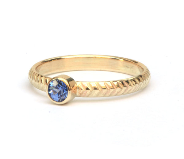 Trouwringenset met blauwe saffier en handgegraveerde band