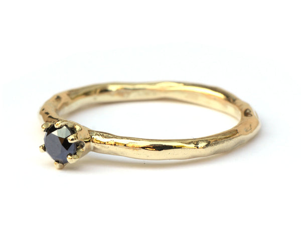 Ring met zwarte diamant in kroonzetting