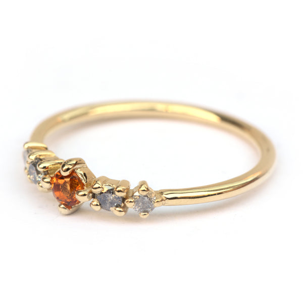 Ring met oranje saffier en salt & pepper diamantjes