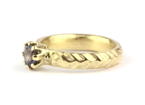 Robuuste ring met blauwgrijze spinel