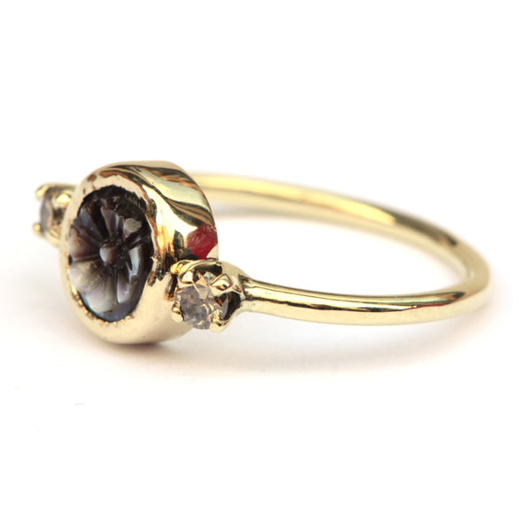 Ring met bloemcamee en diamanten