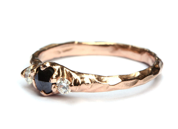 Roodgouden ring met zwarte en witte diamanten