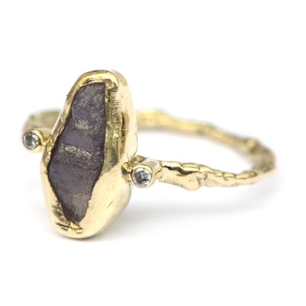 Ring met ruwe saffier en salt & pepper diamantjes