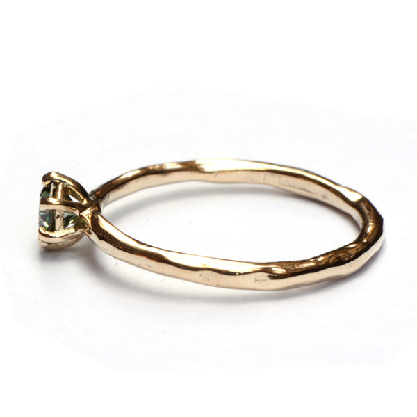 Ring met groene diamant