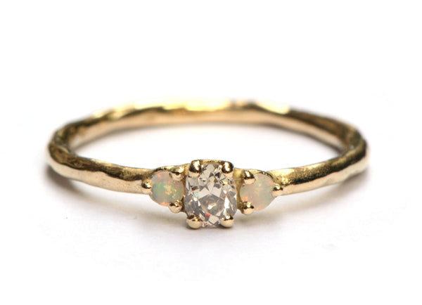 Ring met diamant en opaal