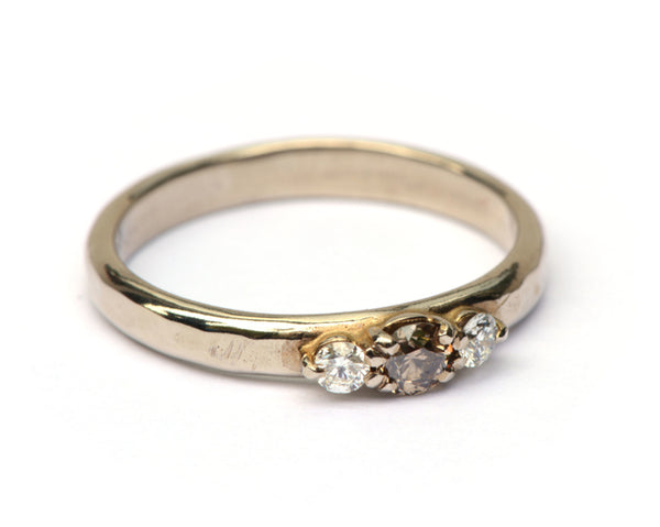 Witgouden ring met bruine en witte diamanten