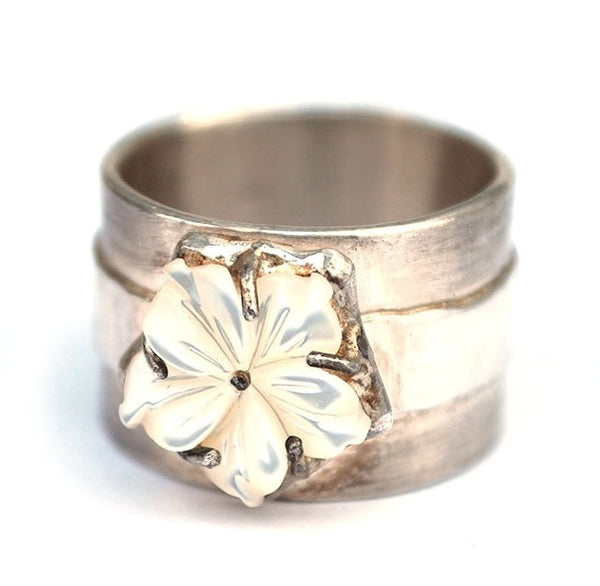 Ring met witte parelmoerbloem