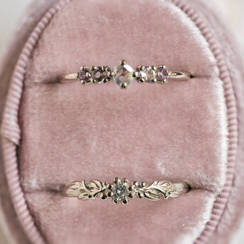 Witgouden ring met roze edelstenen en diamant