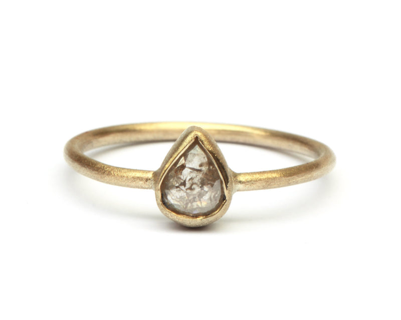 Fijne ring met druppeldiamant