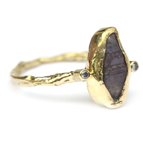 Ring met ruwe saffier en salt & pepper diamantjes