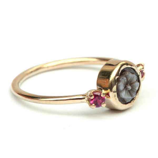 Ring met bloemcamee en robijnen