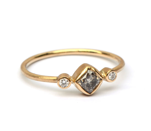 Ring met carre salt and pepper diamant en witte diamant