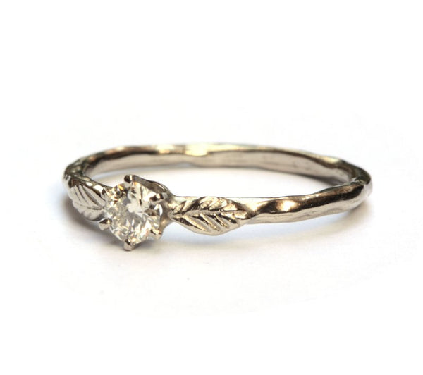 Witgouden ring met antieke diamant en blaadjes