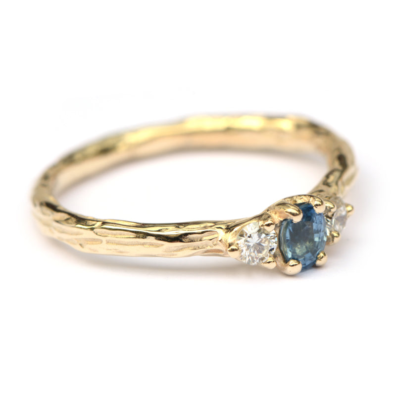 Twig ring met blauwe saffier en diamant