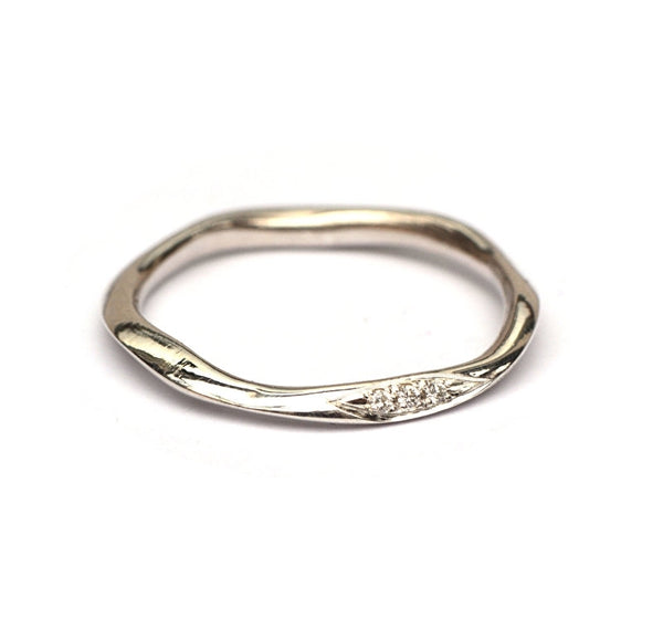 Zilveren organische ring met diamantjes