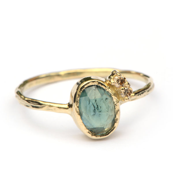Ring met groenblauwe saffier en diamantjes