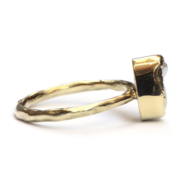 Ring met grillige parel