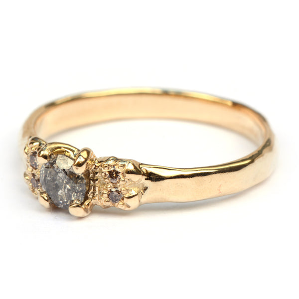 Oda ring met salt & pepper diamant