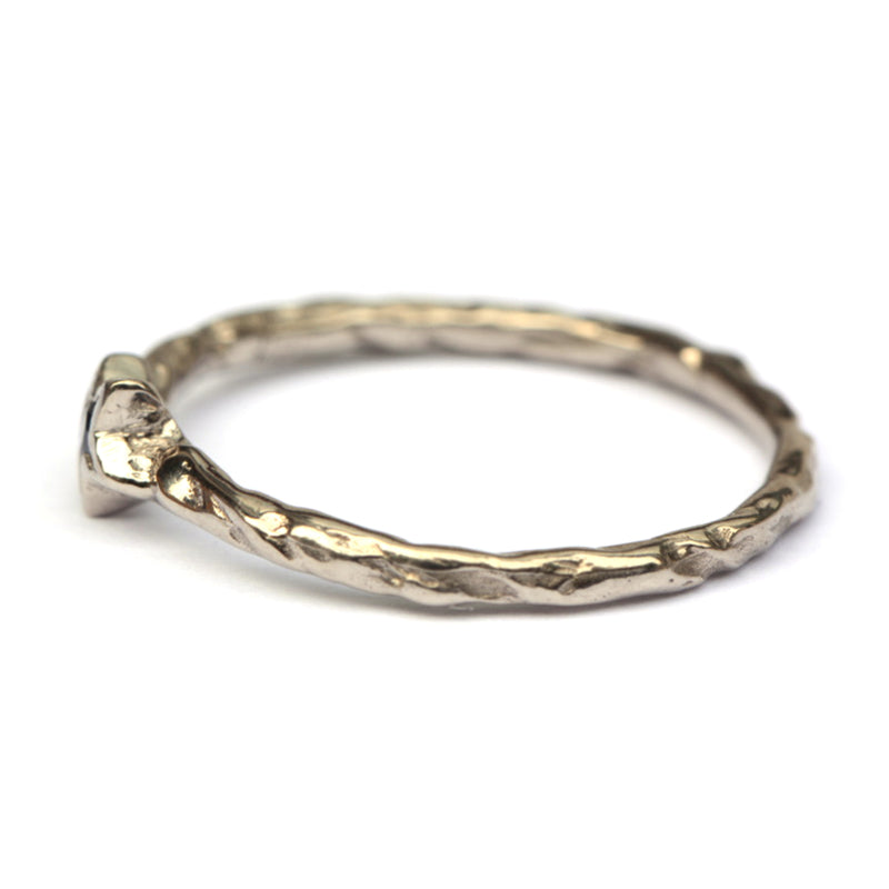 Maia ring met zwarte diamant in witgoud