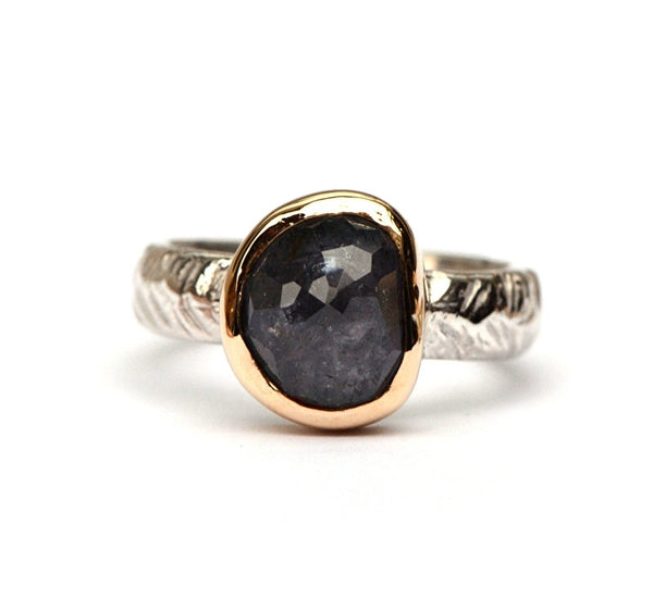 Ring met blauwgrijze saffier