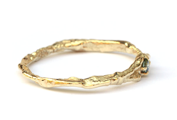 Vogelpootjesring met groene diamant