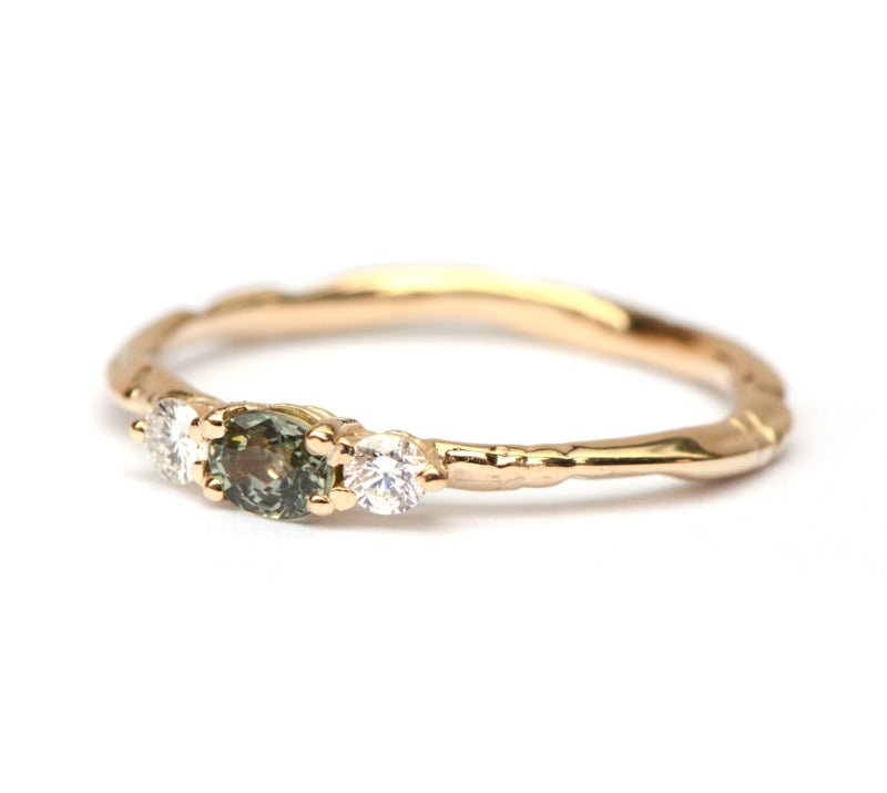 Ring met ovale groene saffier en diamanten