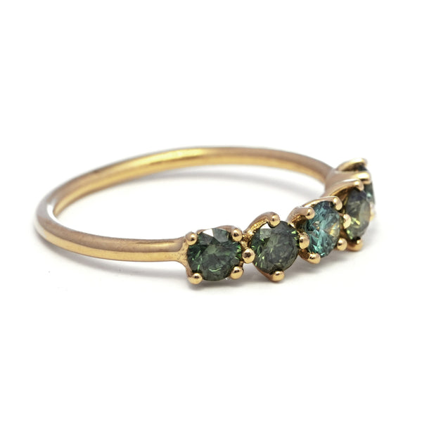 Ring met vijf groene diamanten
