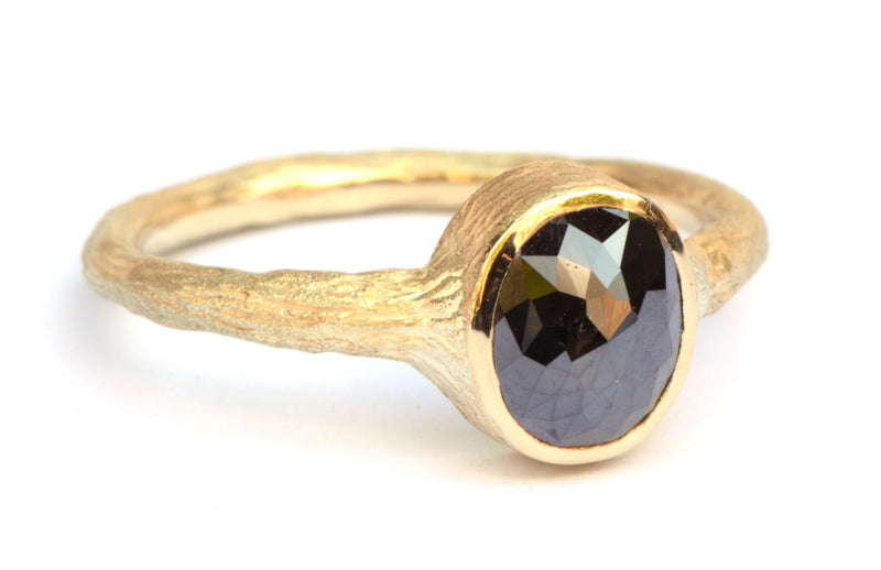 Ring met ovale zwarte diamant