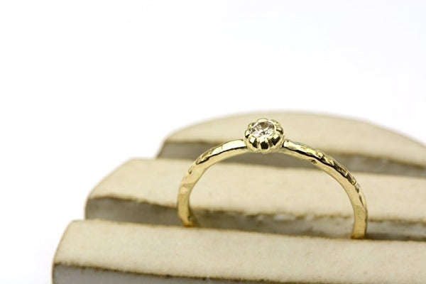 Ring met diamant in bloemzetting