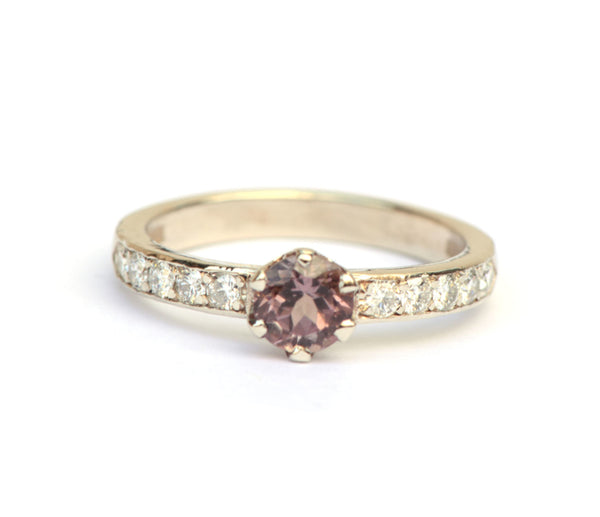 Ring met paarse saffier en diamanten